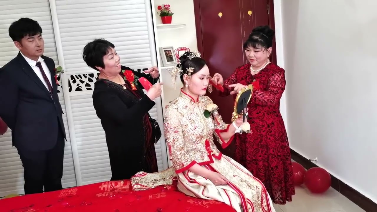 河南农村小伙结婚接亲，新娘上婚车要拿扫帚扫车座，你知道为啥吗