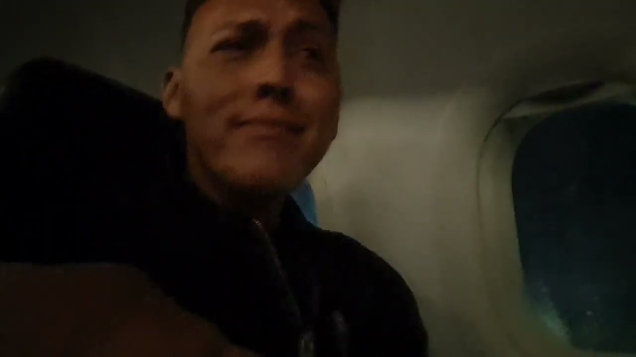 Miren la reaccion de Micky al despegar el avion😅😉