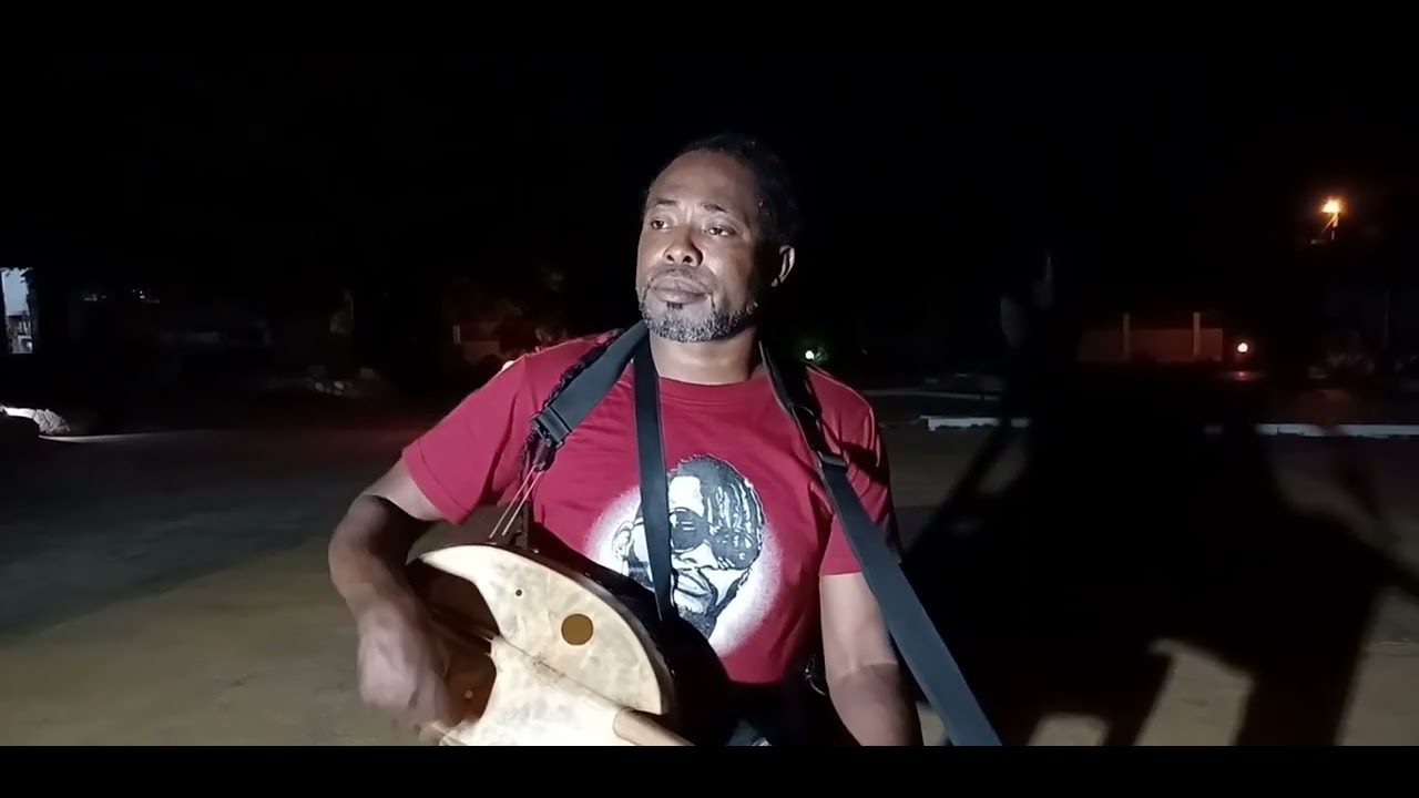 Legendary Ayuune Sule, the very best of the best. More than one hour of pure Frafra kologo joy.