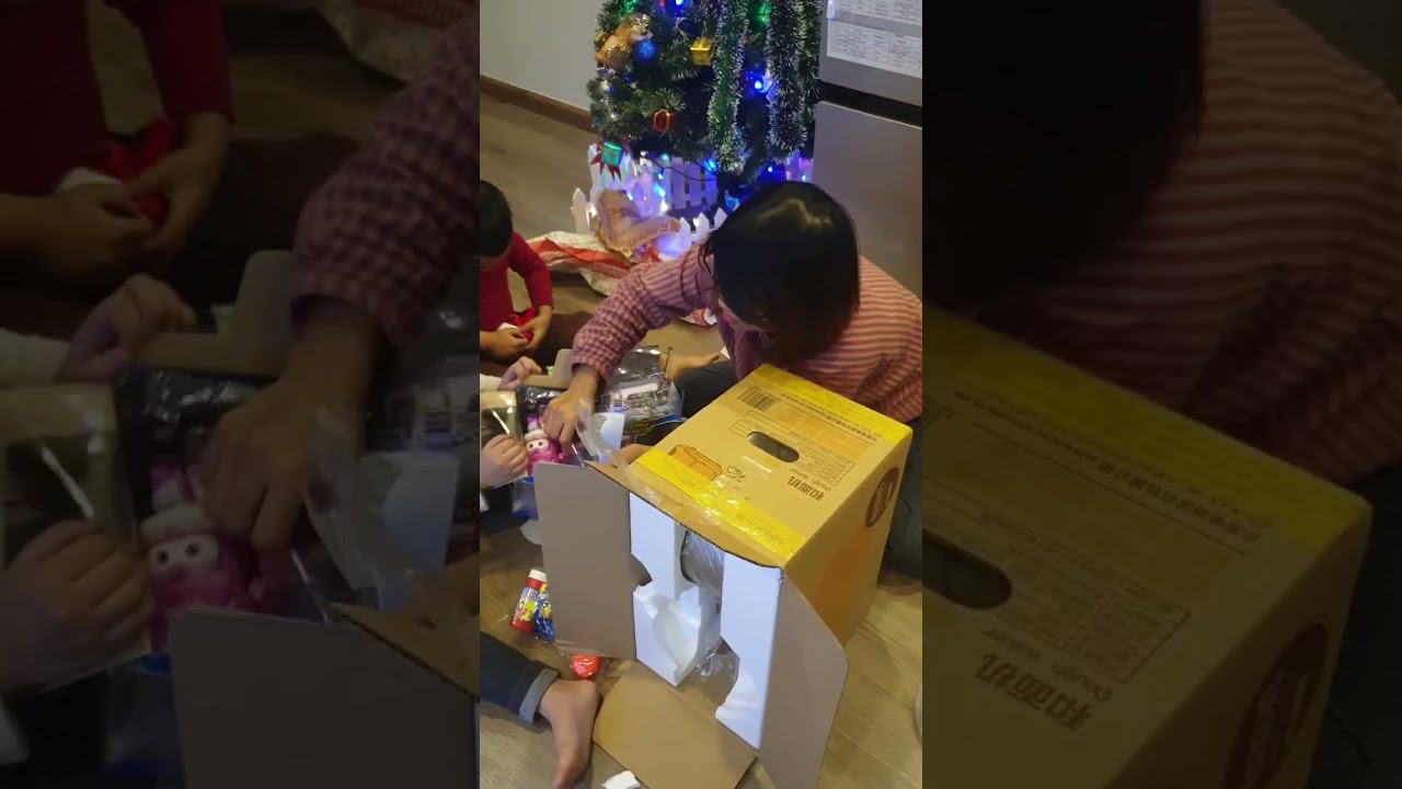 24 - 12 - 2018 các con mở quà Noel thật thích thú