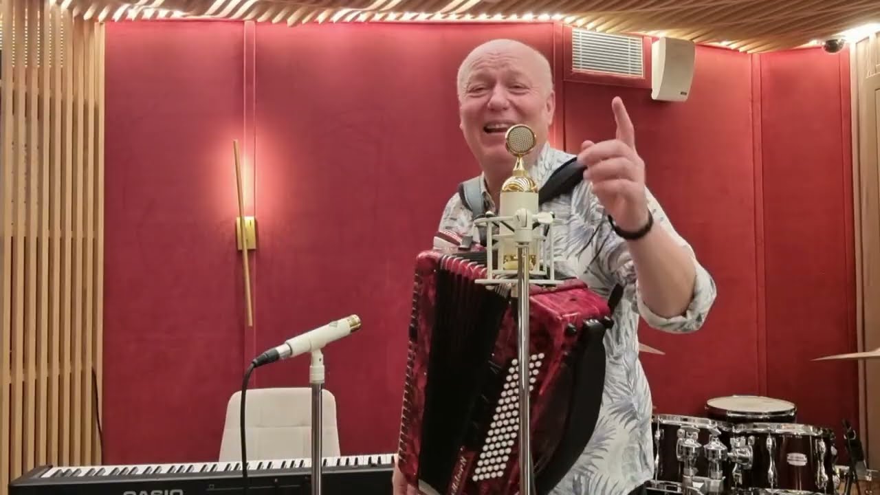 Эту песню лучше не включать)))Будете петь весь день.