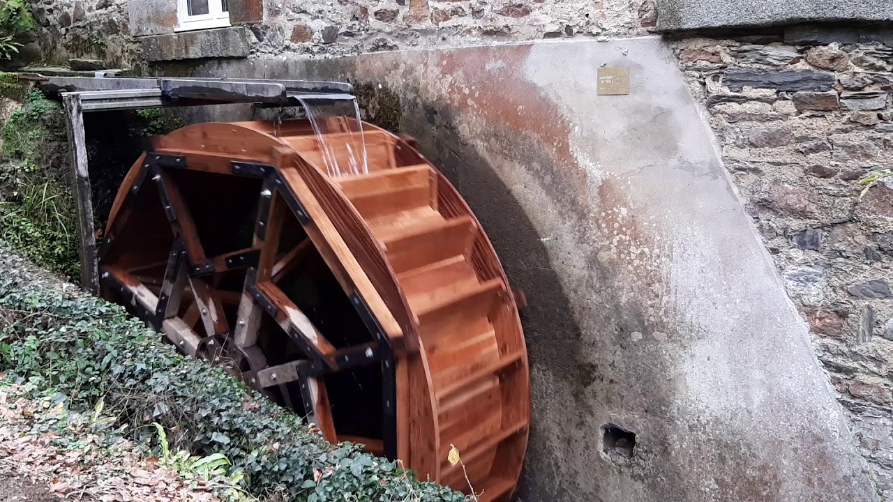 La nouvelle  roue à aubes du moulin de  l auberge de  Baron par la menuiserie Niqueux