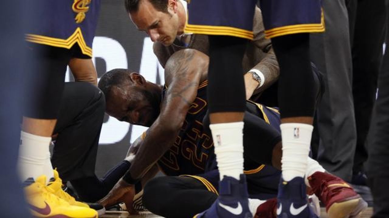 LeBron James Fakes Injury? Spurs Blowout Cavs, Lose 1st Seed!