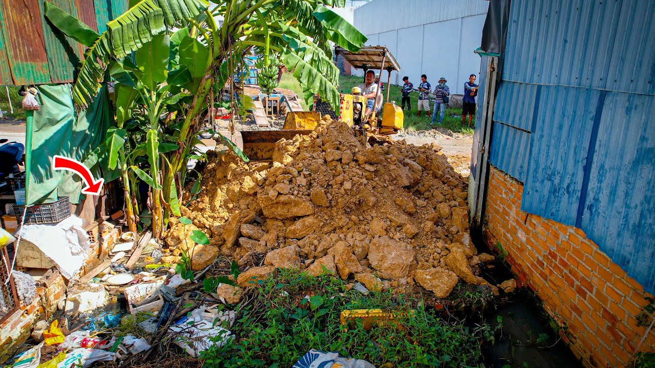 Start a New Project! Fill The Soils on Flooded Area by Skill Bulldozer D20P Pushing Soil Into Water
