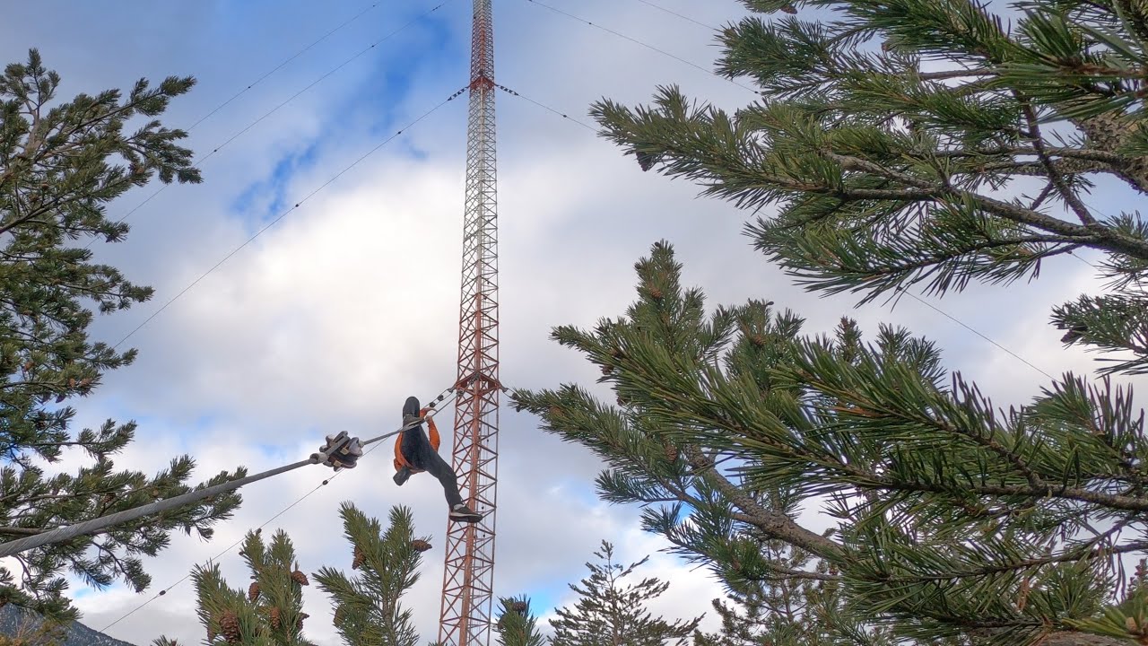 BNT 344 Wspinaczka po stalowej linie masztu radiowego.