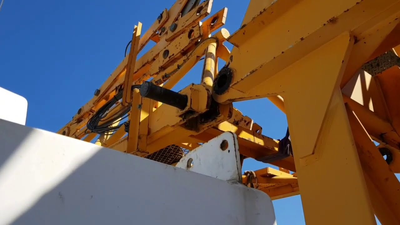 GRUTIER (3) DRIVER MANITOWOC / CRANE  MONTAGE DE LA POTAIN  MD 265 B1  50 m de haut . 45 m de flèche