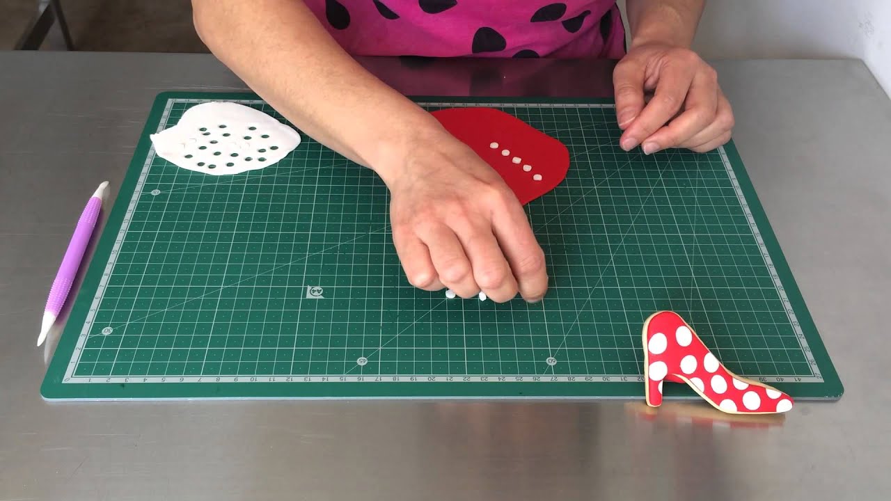 Galleta con forma de zapato de gitana. Galletas originales fondant
