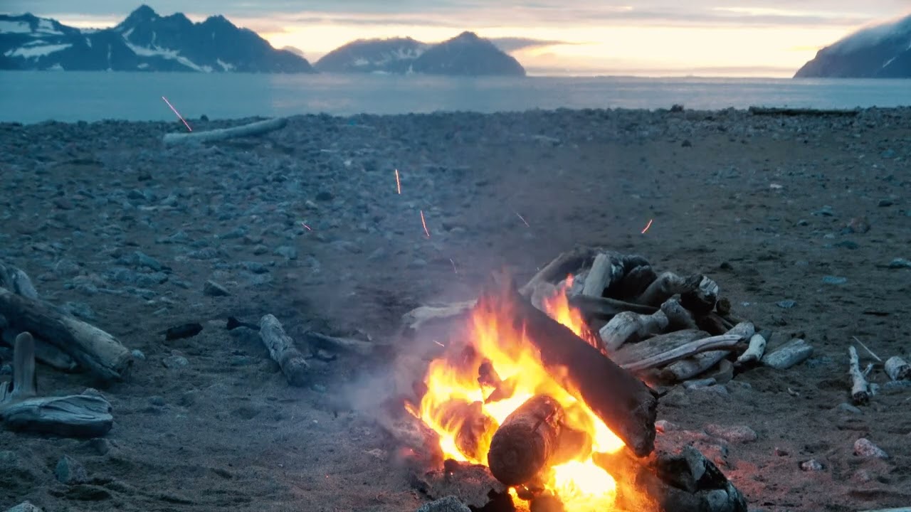 Feu de camp sur une plage du Groenland avec bruit de la mer (parfait pour la méditation)