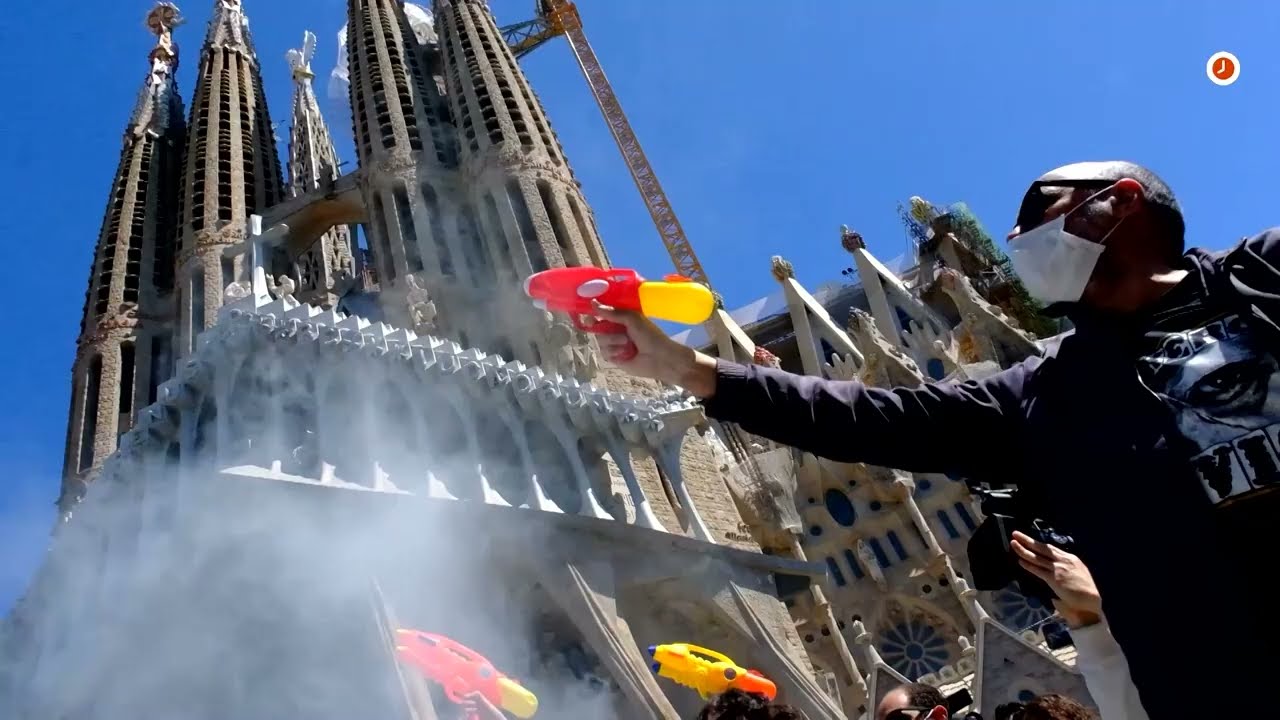 Protesters fire water pistols at tourist bus in Barcelona | REUTERS