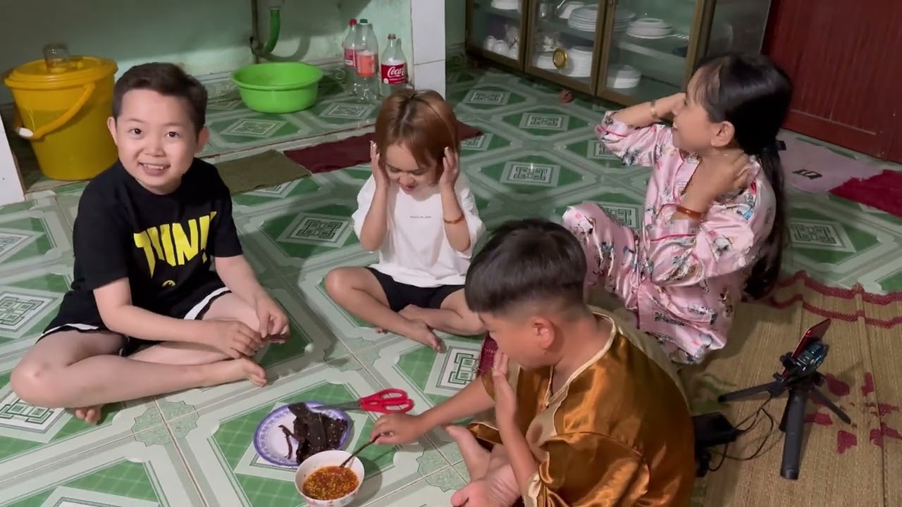 Buổi tối đầu tiên của Clb Người Bé Bỏng ở nhà chị Huyền Hrê với đặc sản Tây Bắc do 2 em út trổ tài