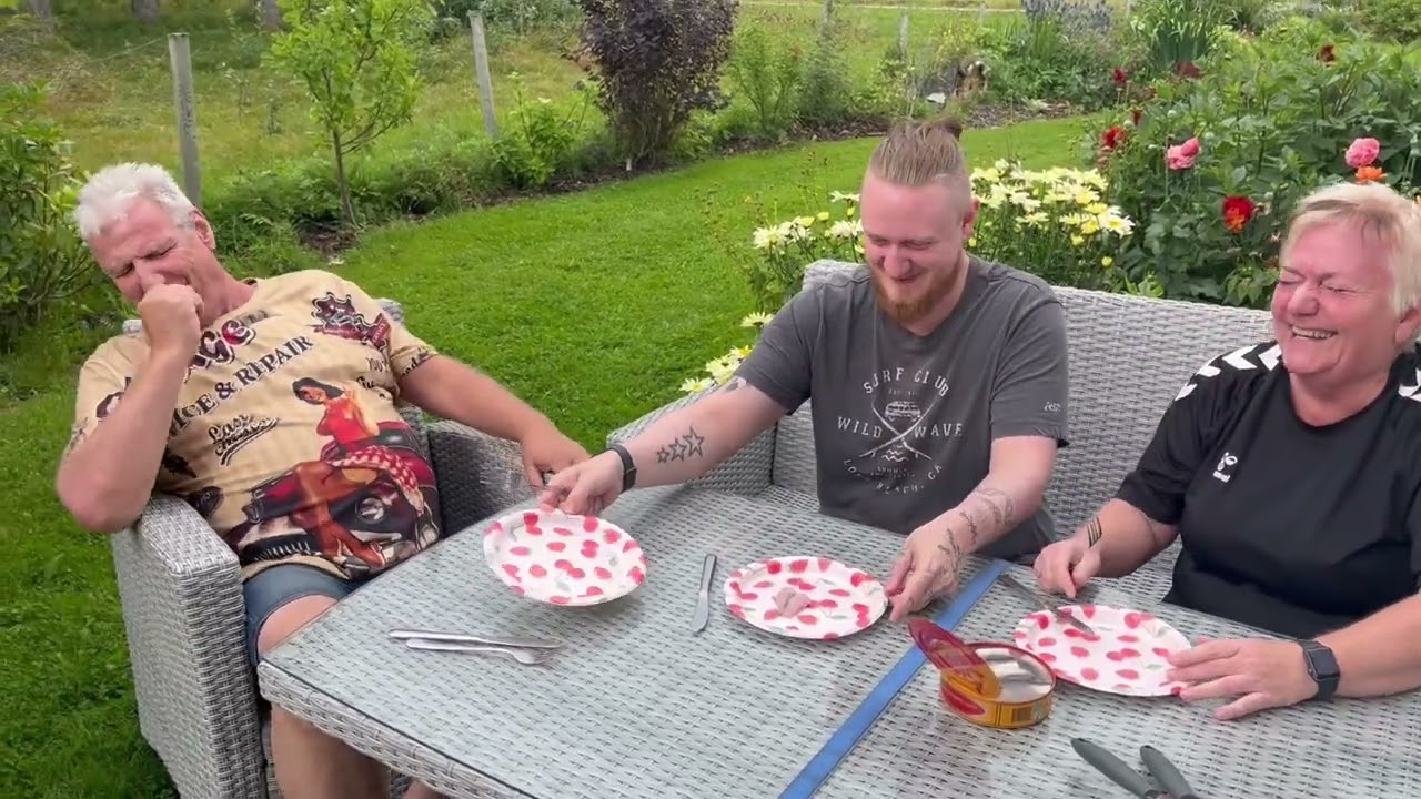 Norwegian family trying Surströmming🤢🤮