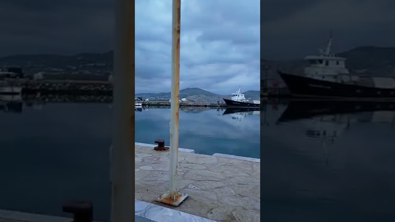 pelabuhan kecil kota Naeusa setelah musim dingin..Eropa Paros island