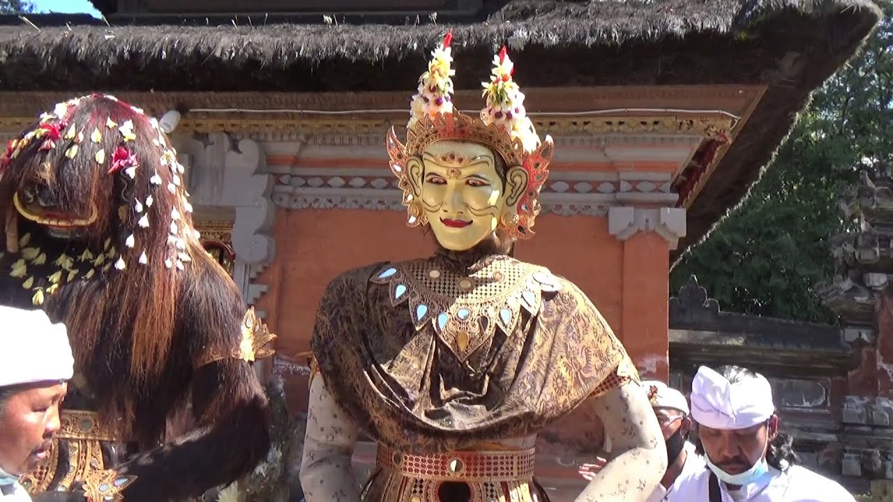 Pelawatan Ida Ratu Ngurah Agung mesolah ring Pura Dalem Balingkang | Sesolahan Barong Landung 2021