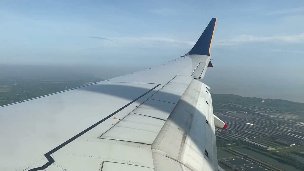 Singapore airlines 737-8MAX landing in Medan Kualanamu