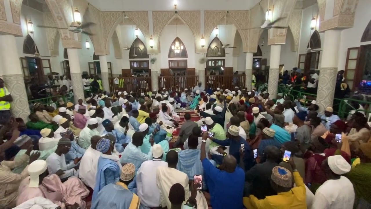 Mine Nouri de Abdou Aziz Mbaye pour clore le Burd de Tivaouane et chante en choeurs avec les talibés
