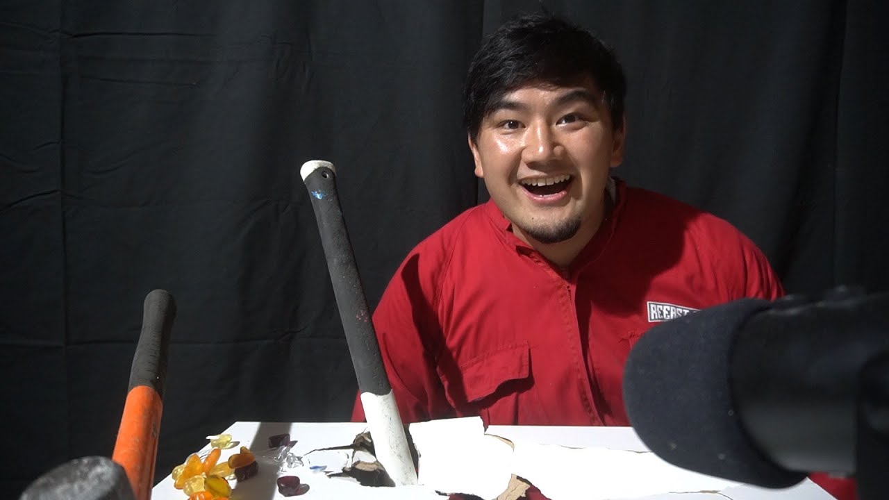 ハンマーを使ってASMR動画を撮ったが音量設定を間違えてとんでもない動画になった【色々なグミ編】