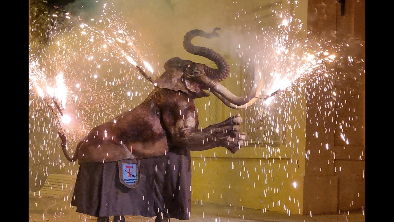 Dansa solemne del drac Mamut de la Canonja. Dolors Sans