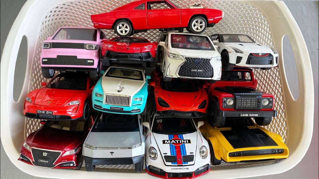 Коробка, полная литых моделей автомобилей, игрушечные машинки Top, Rolls Royce, Mini EV, GTR, Cyb...