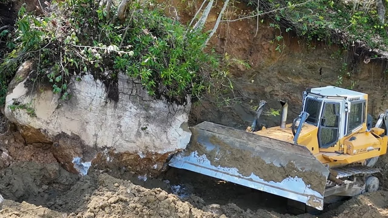 DJI Drone crashes while removing rock with LIEBHERR 744 / Dozer ile kaya sökme çalışması