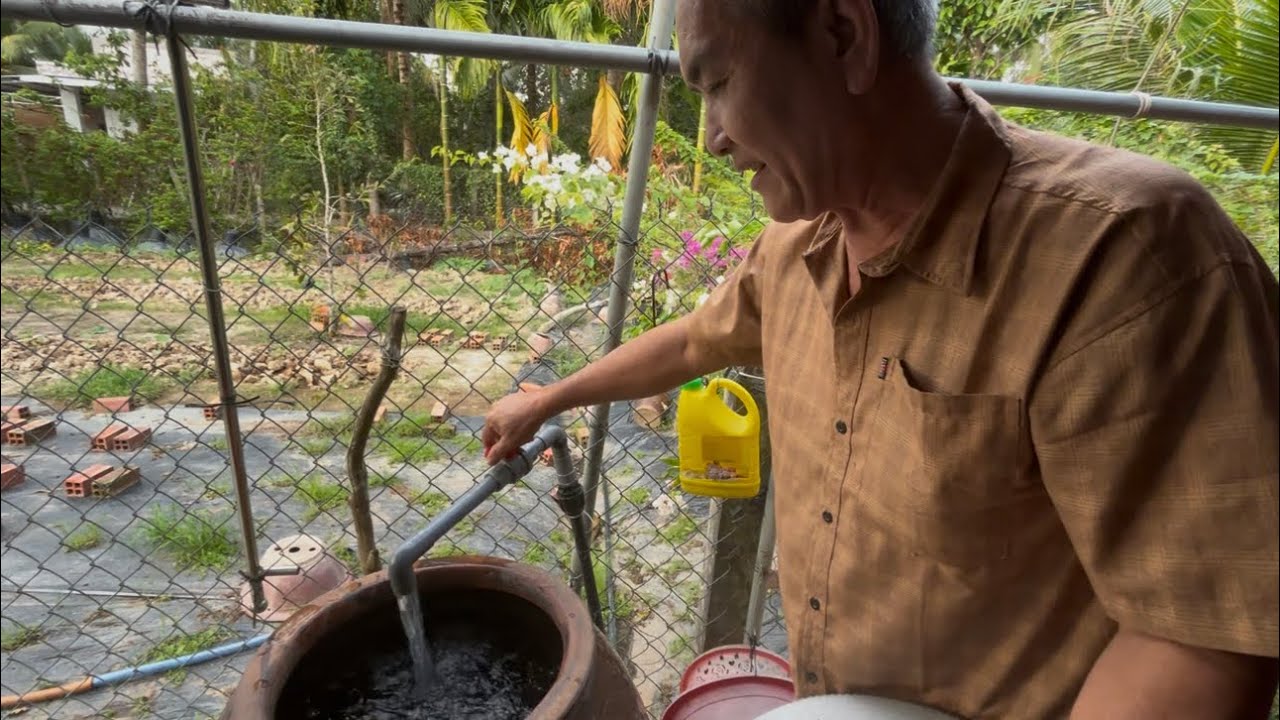Bà con khó khăn hằng ngày sử dụng nước mương,hằng ngày ao ước,nay được Nhà hảo tâm hỗ trợ 