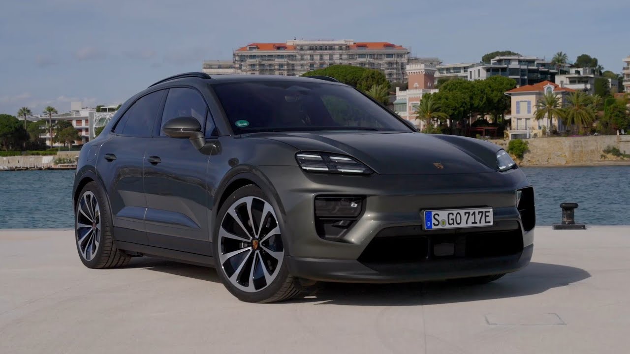 New 2024 Porsche Macan 4 in Aventurine Green Metallic colour