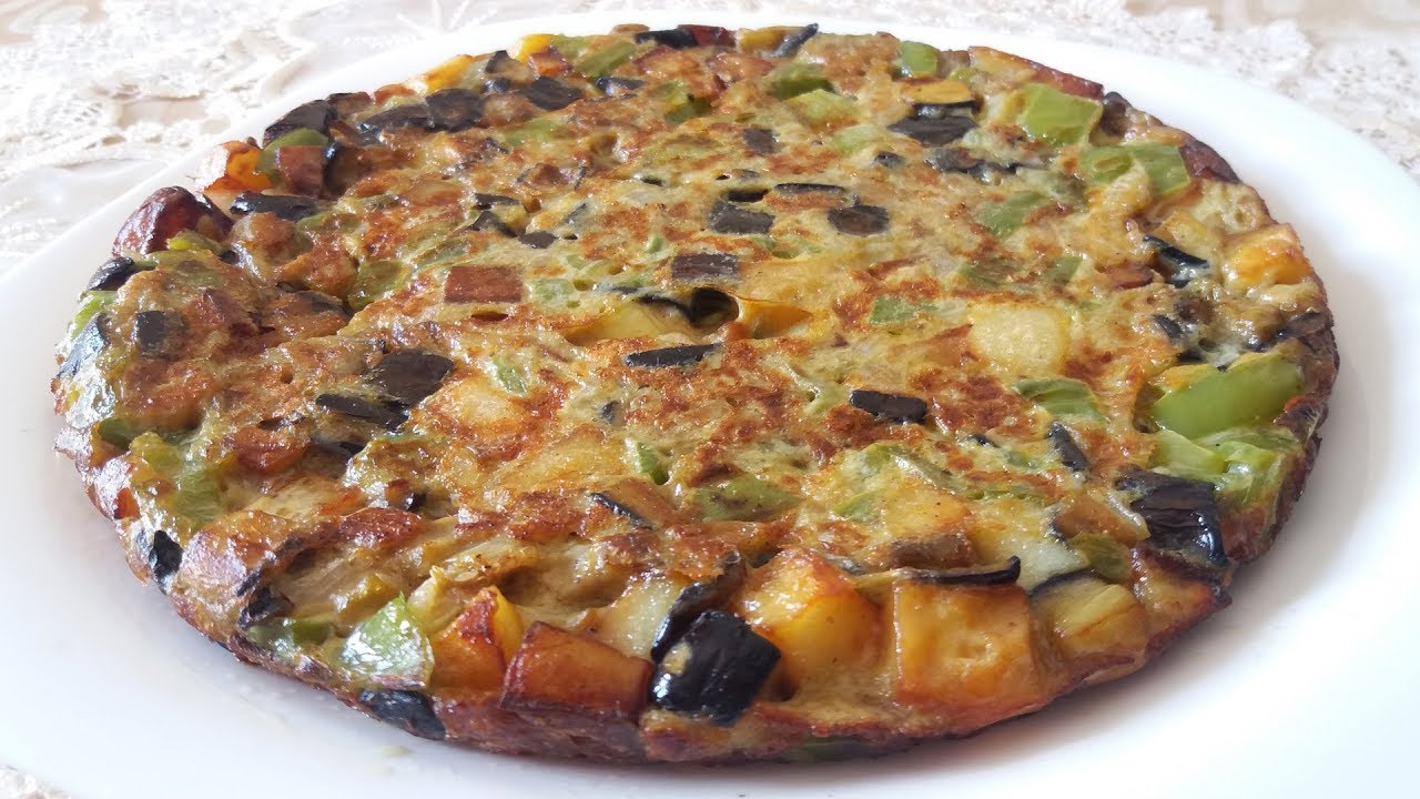 وجبة عشاء سريعة في المقلاة.. طورطية بالبطاطس والبادنجان بدون فرن