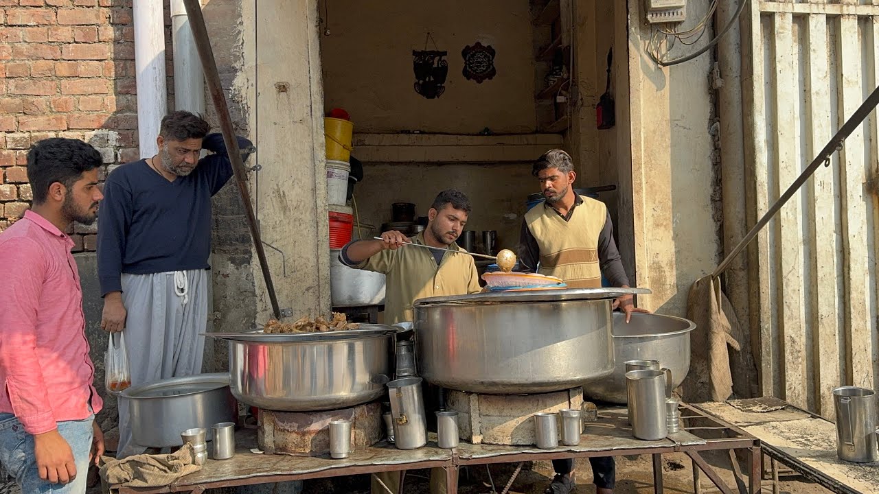 70/- Rs 50 YEARS OLD ROADSIDE DHABA |😍CHEAPEST STREET FOOD COOKING - PAKISTANI😍STREET FOOD BREAKFAST