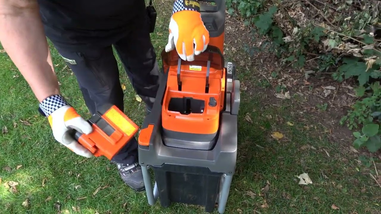 Husqvarna Akku-Häcksler GS 340is für effiziente Abfallentsorgung und intelligente Lagerung!