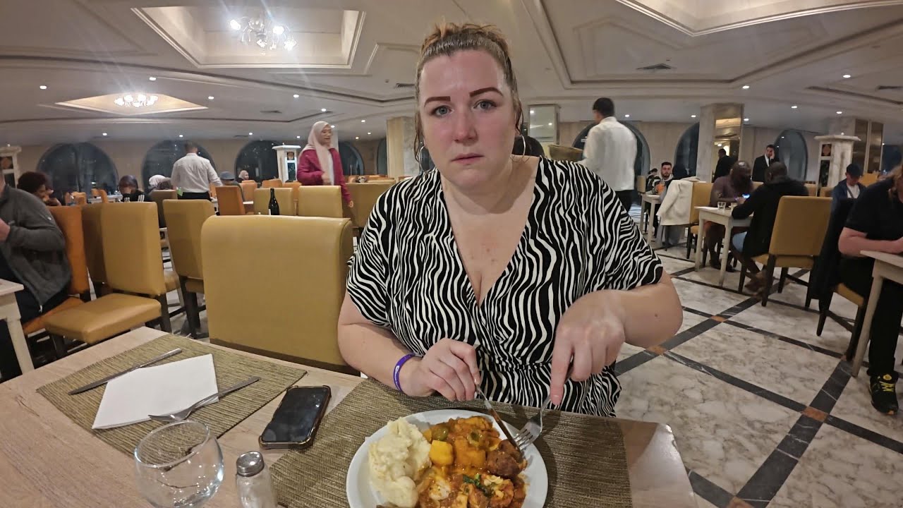 Eating at the Oasis Restaurant, Riadh Palms Resort 🇹🇳 | The Good, the Bad & the Ugly🍽️