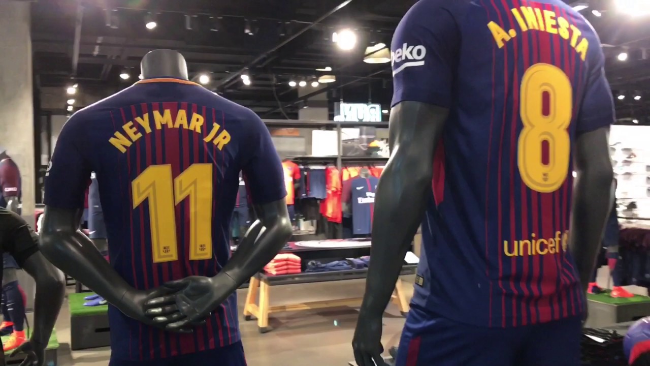 NOUVEAU MAILLOT DU BARÇA NEW BARÇA JERSEY 2017-2018 UNBOXING PARIS CHAMPS ELYSÉES NIKE STORE FRANCE