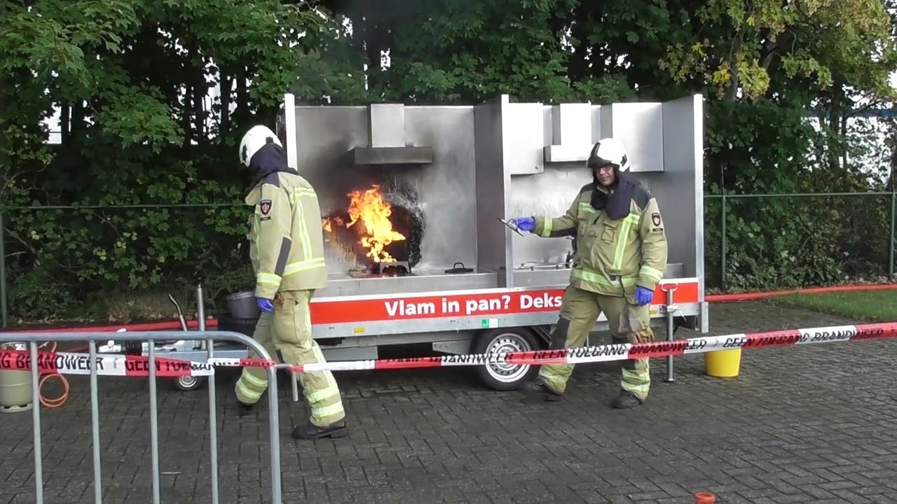 Demo vlam in de pan tijdens de open dag van brandweer Emmer-Compascuum