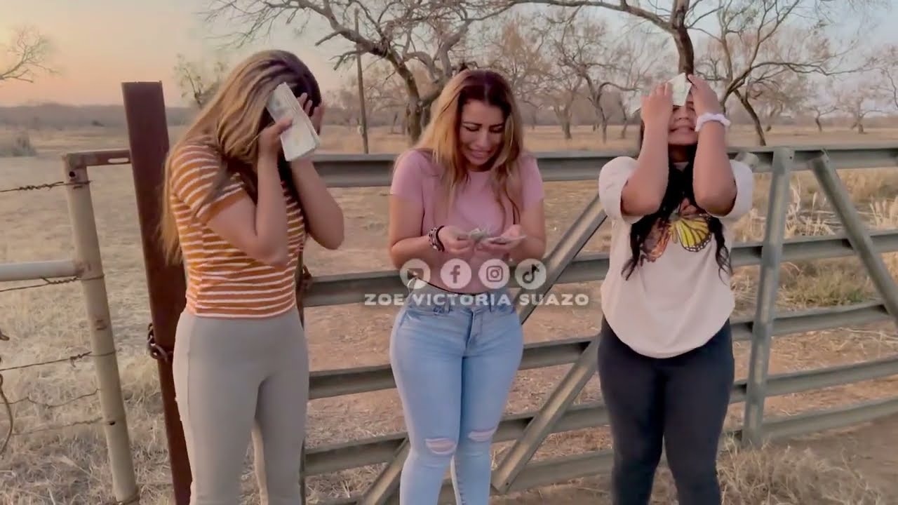 Cuando te deportan de usa a tu pueblo y con dinero falso te conquistas todas la chicas de tu pueblo