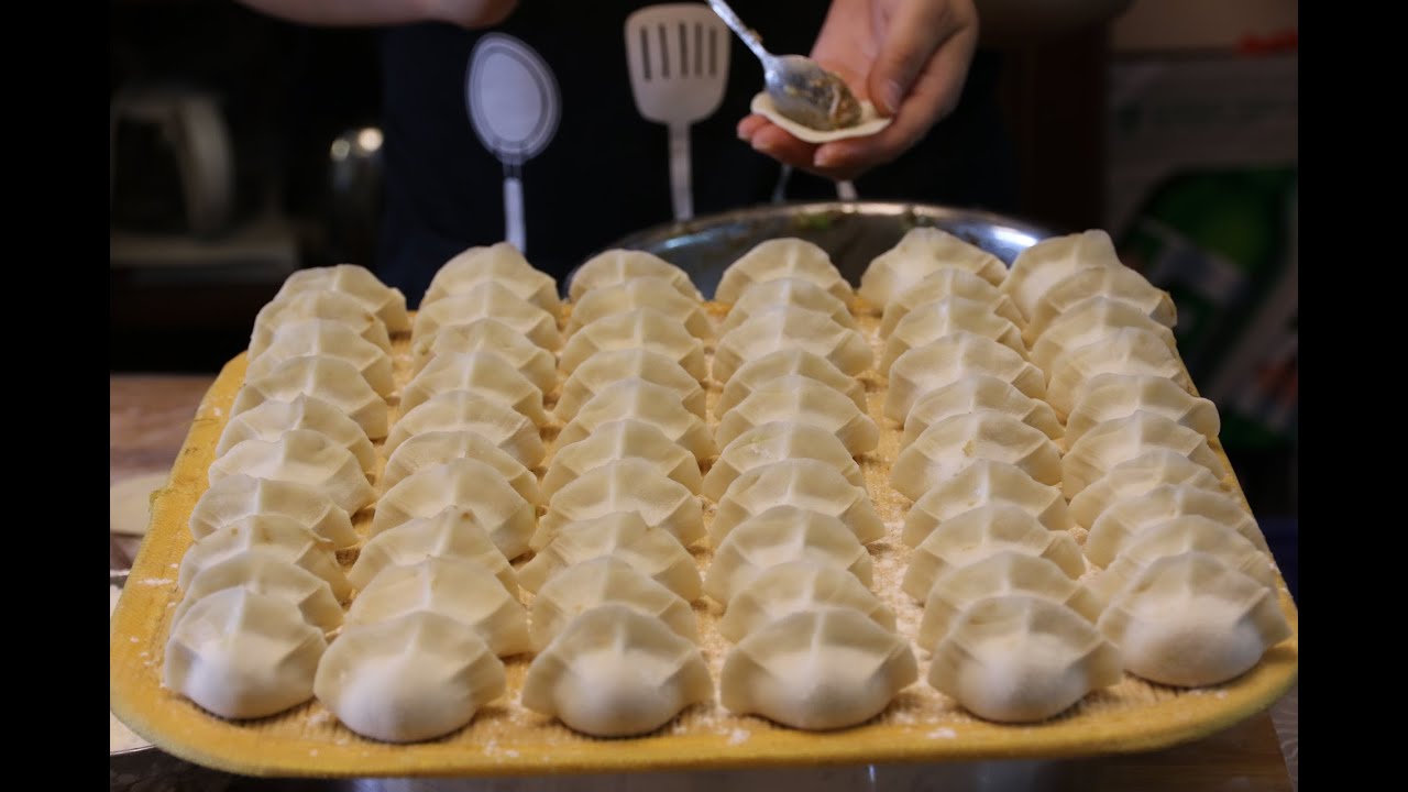 西安牛肉韭黄饺子皮薄馅大，教你和面包饺子做法，看李姐酸甜调制