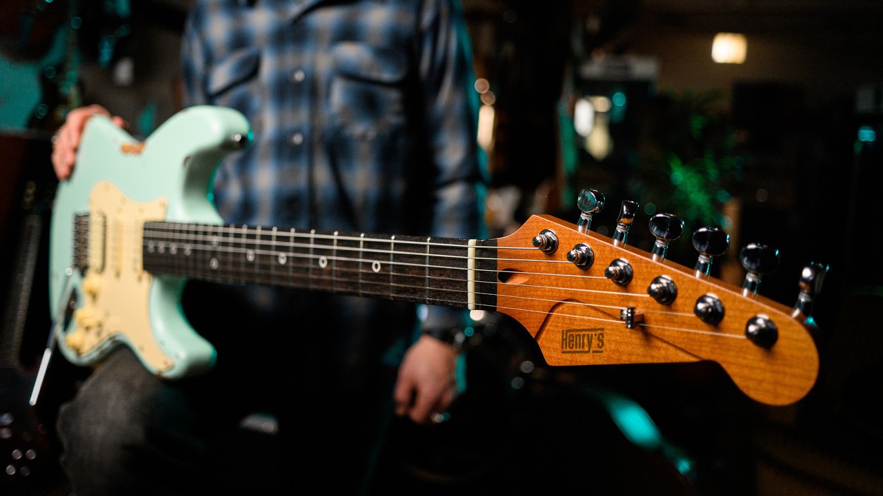 Pour ceux qui cherchent une SUPER STRAT accessible !! Henry's Guitars Snake 2