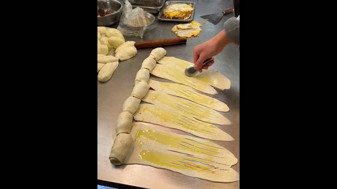 The making of Xi&rsquo;an beef shaobing looks so smooth and satisfying 🤤🔥#XiAn #ChinaFood #StreetFood #FYP