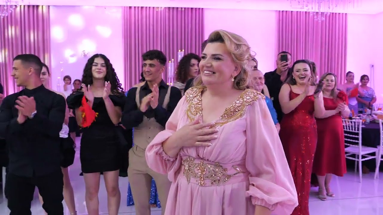 Një moment i rrallë – Vjehrra shpreh dashurinë për nusen me këngë