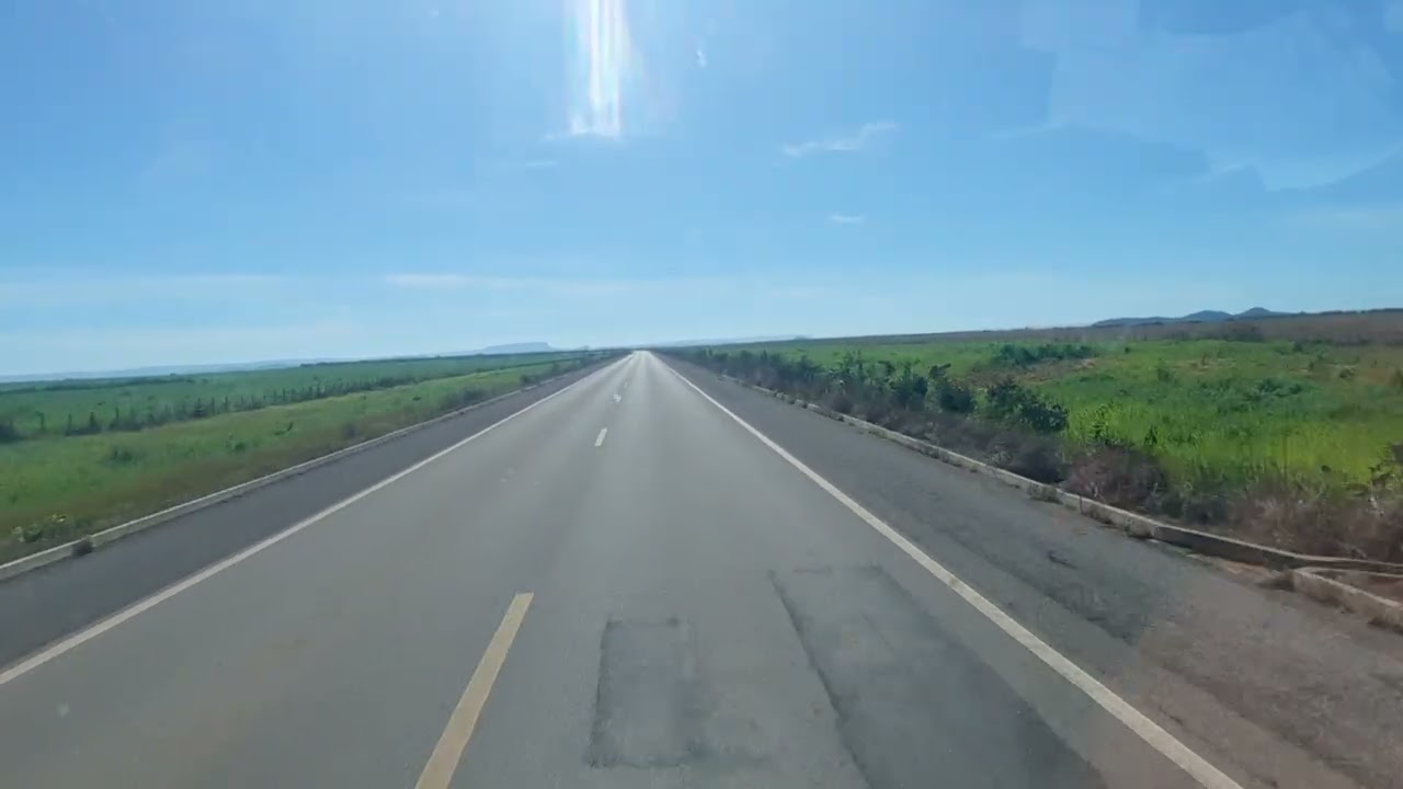 Estrada deserta na BR242 TOCANTINS