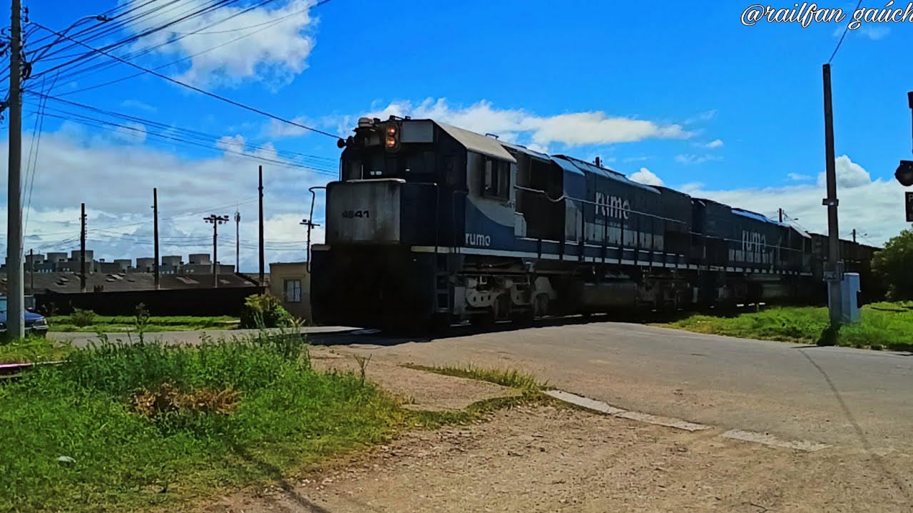 Dupla de gt22 com um trem carregado passando na PN com 66 vagões