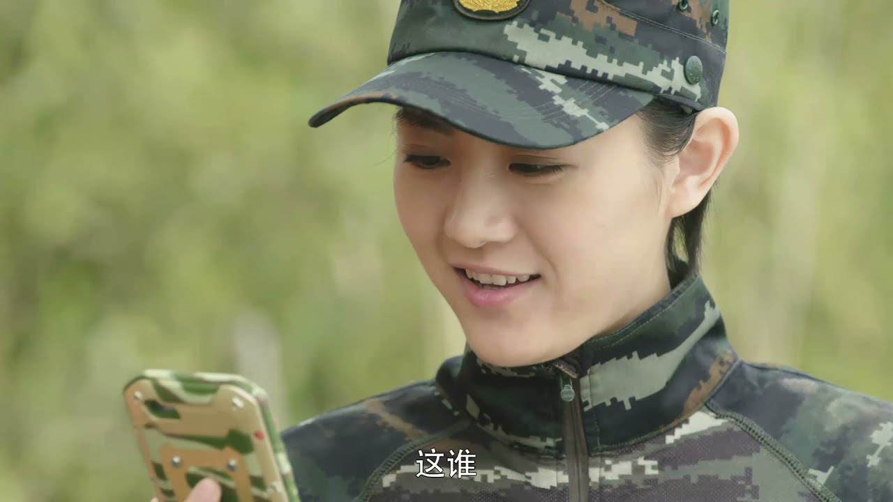 特种兵偷偷打电话被抓到，美女教员没收手机，看特种兵花言巧语拿回手机⚡战争