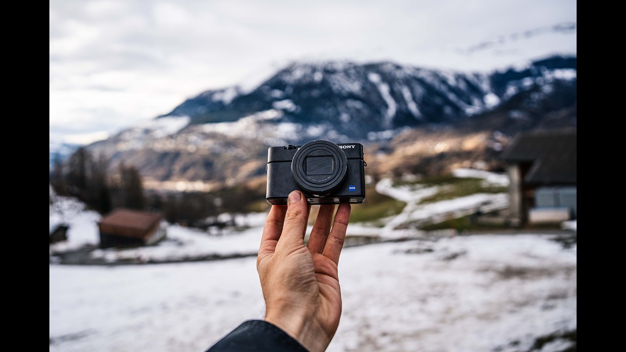 RX100 VII Pocket Camera vs A7IV Full frame professional camera