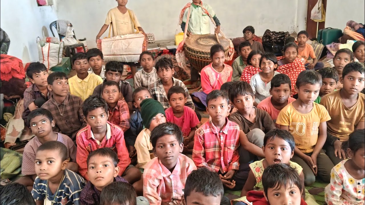 यहां पर छोटे-छोटे बच्चों को सरना भजन गीत गानें के लिए सिखाया जा रहा है। आप subscribe जरूर कर दें।