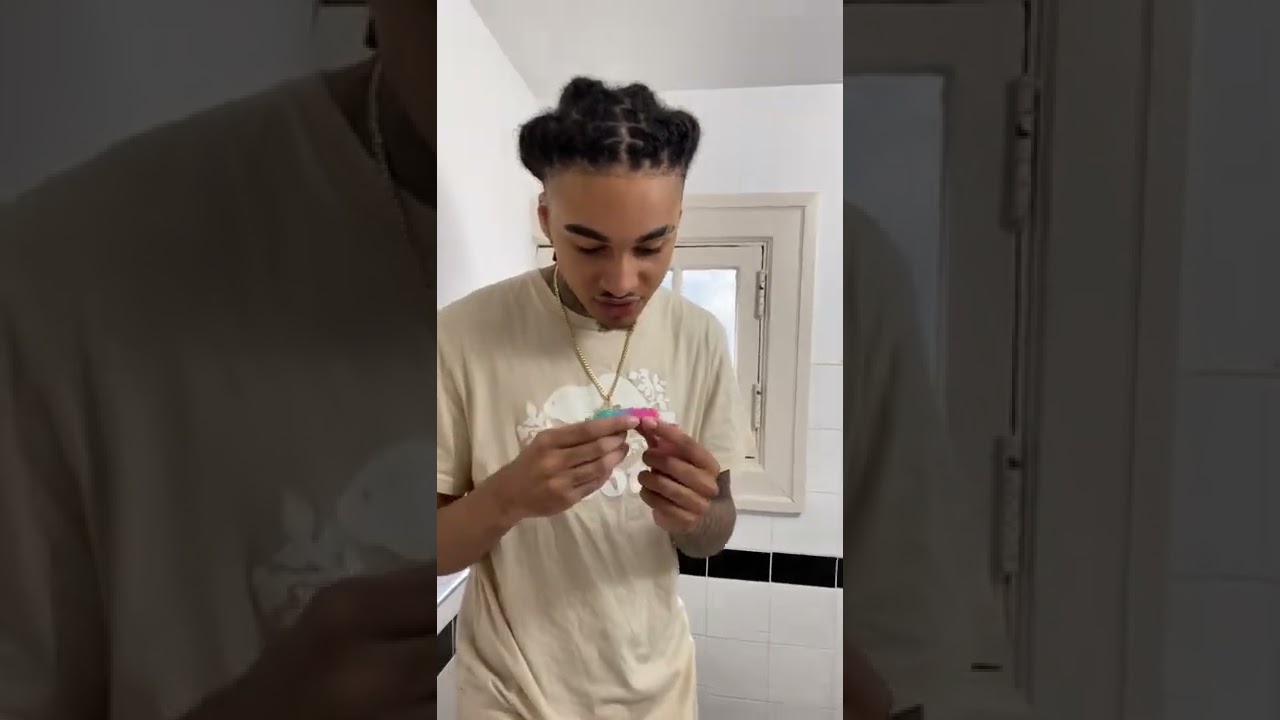 Как студенты курят электронные сигареты в школьных туалетах🤣🤣🤣