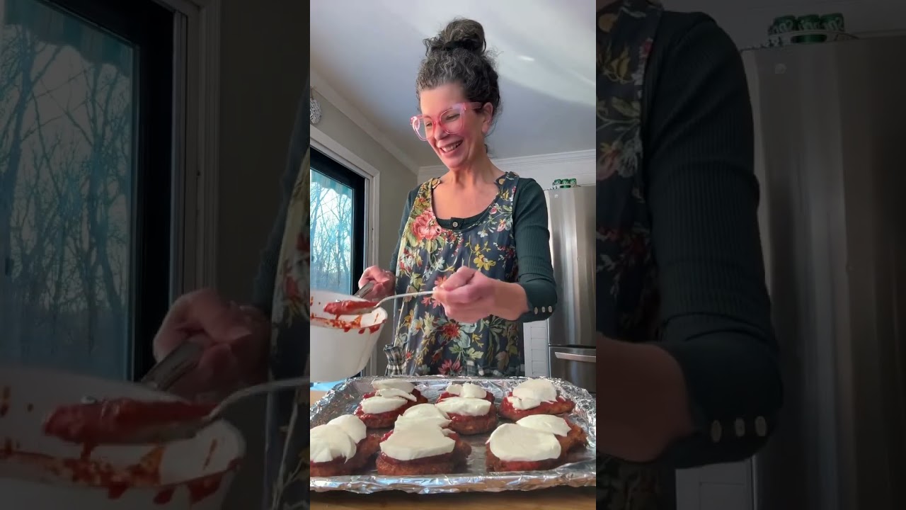 Easy tutorial for the Best CHICKENPARMESAN recipe.