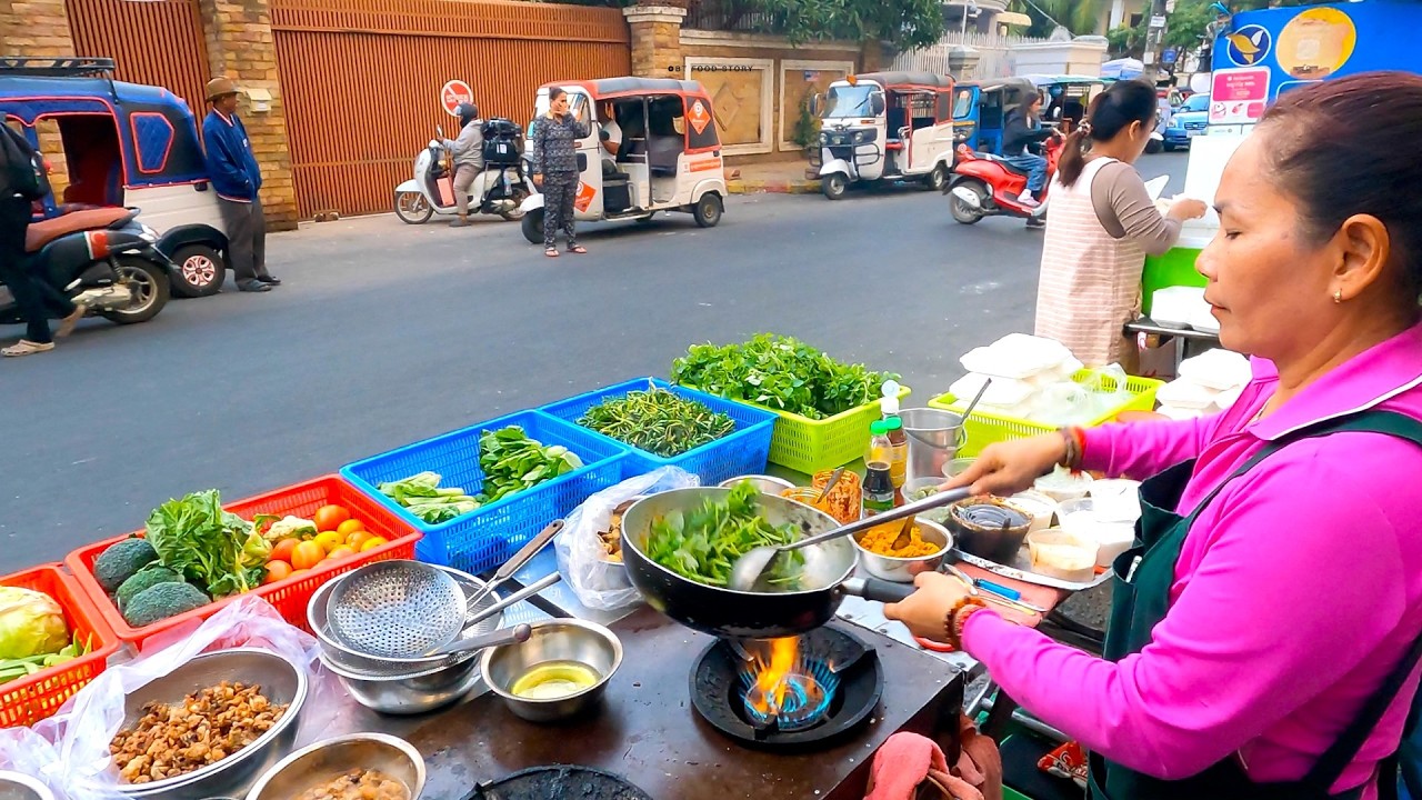 Insane $2.50 Street Fry in Phnom Penh 🇰🇭 Night Food Tour