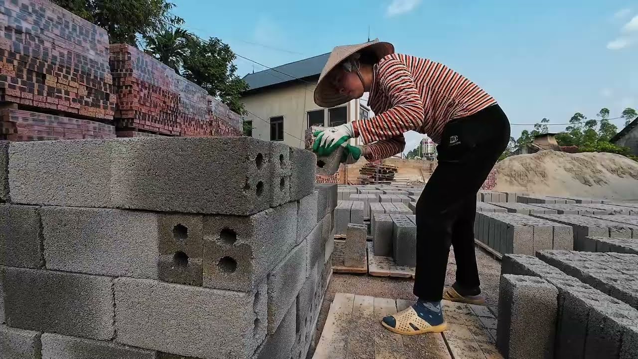 Cách Cô Gái Xếp Gạch Không Nung Nhanh Gọn Nhất Tại Bãi Cay Hiệp Thảo