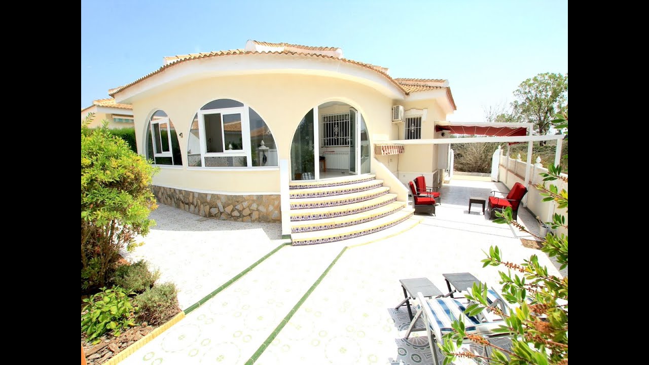 Casas Manuel Real Estate Present this delightful 2 bedroom villa for sale in Monte Azul, Benijofar..