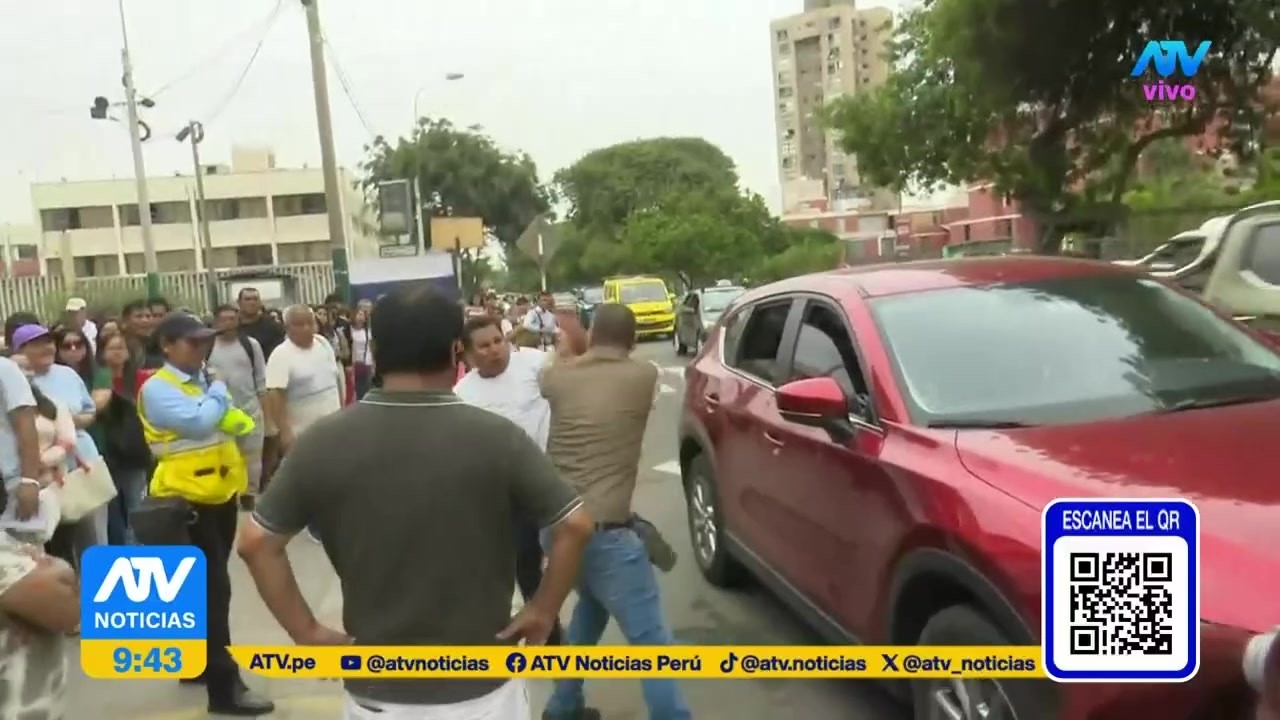 Sujetos se agarran a golpes en las afueras de la Reniec debido a las colas