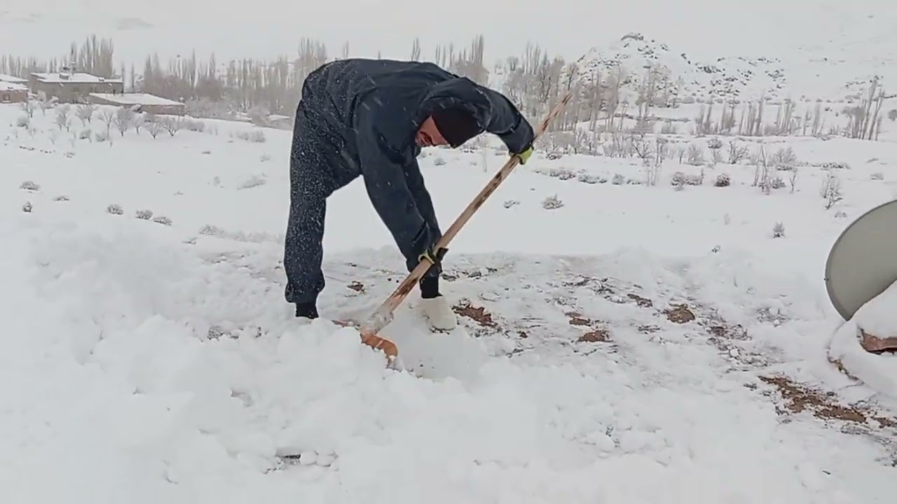 یک فیلم از برف جارو کردو و رفتن فیض الله طرف مکتب لطفاً لایک و سبسکرایپ یاد تان نرود