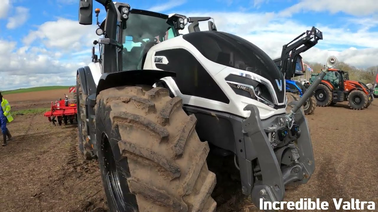 2023 Valtra Q305 Unlimited 7.4 Litre Diesel Tractor (305 HP) with Horsch Terrano 4 MT Cultivator