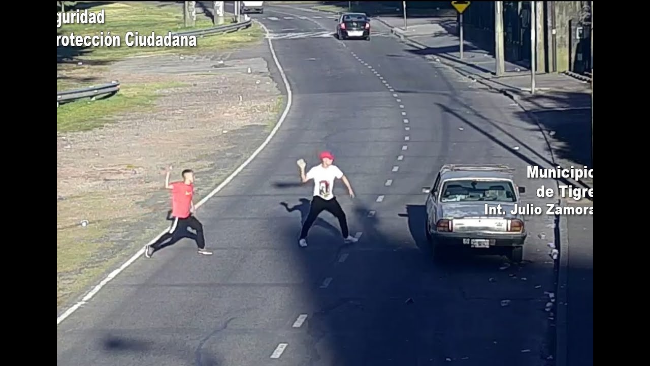 Tiraban adoquines a un auto para robar pertenencias y el COT los detuvo antes de que huyeran
